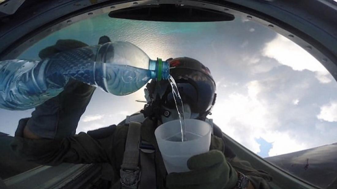 Πιλότος μαχητικού πίνει νερό ενώ πετά ανάποδα! 