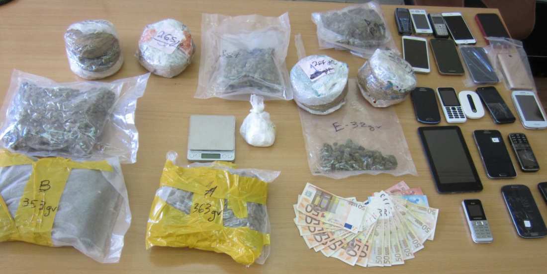 Σωφρονιστικός διακινούσε μεγάλες ποσότητες ναρκωτικών και κινητών στις Φυλακές Πατρών