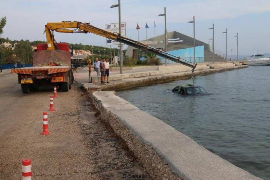 Τρελή πορεία για αυτοκίνητο που έπεσε στη θάλασσα στο Αργοστόλι (ΦΩΤΟ)