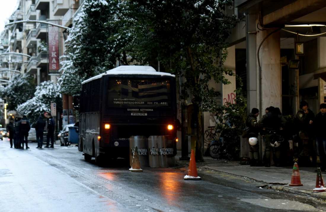 Συναγερμός στην ΕΛ.ΑΣ.: Πυροβολισμοί έξω από τα γραφεία του ΠΑΣΟΚ-Τραυματίστηκε αστυνομικός
