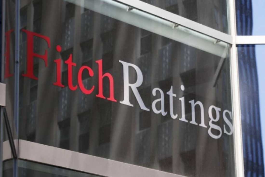 Fitch: Αναβάθμιση στις τράπεζες, αλλά απίθανη η πλήρης κατάργηση των capital controls