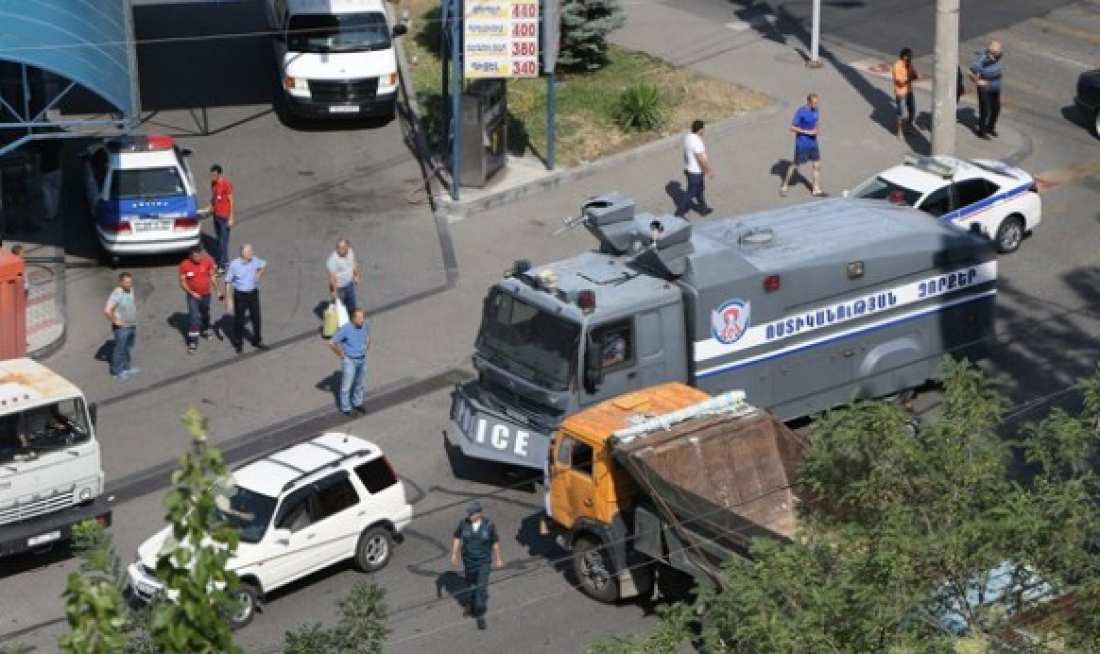 Πραξικόπημα και στην Αρμενία; Σε εξέλιξη μαζική ομηρία από ενόπλους που κατέλαβαν τα κεντρκά γραφεία της αστυνομίας – Δείτε video
