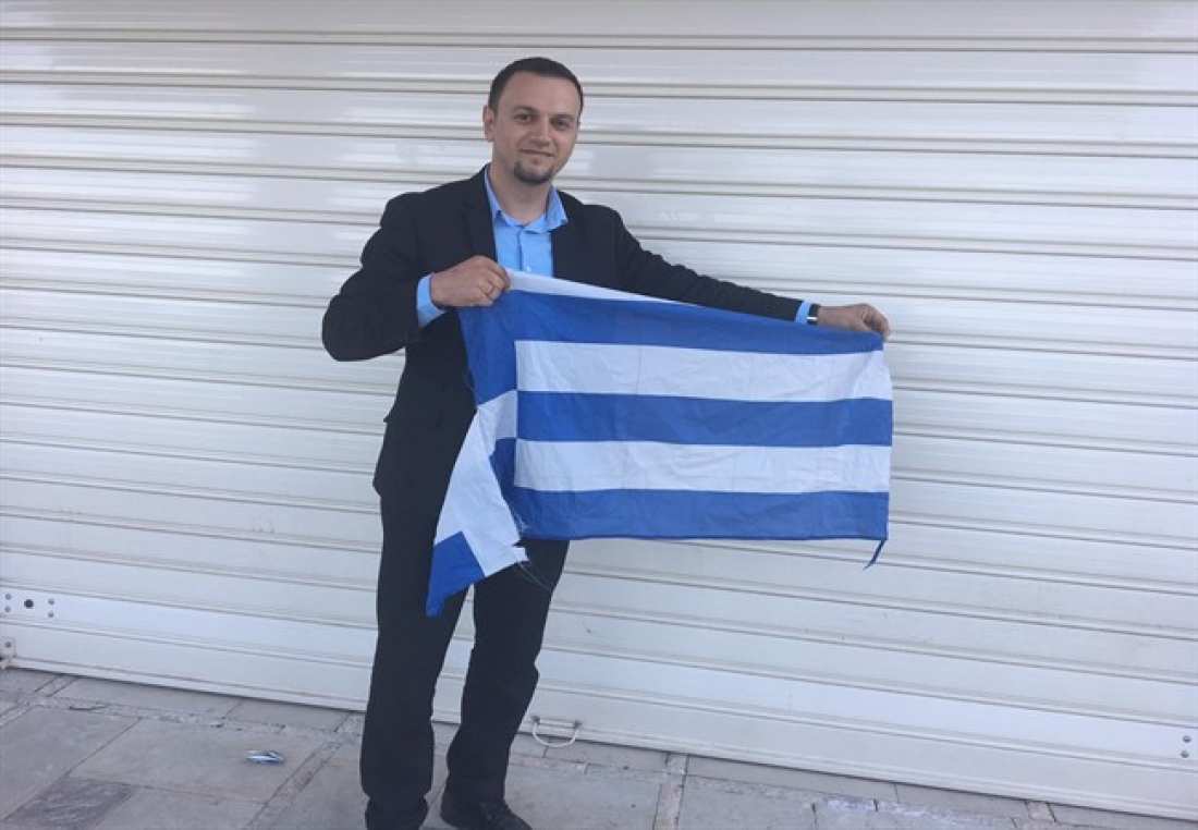 Συνελήφθη ο Αλβανός που έκαιγε ελληνικές σημαίες