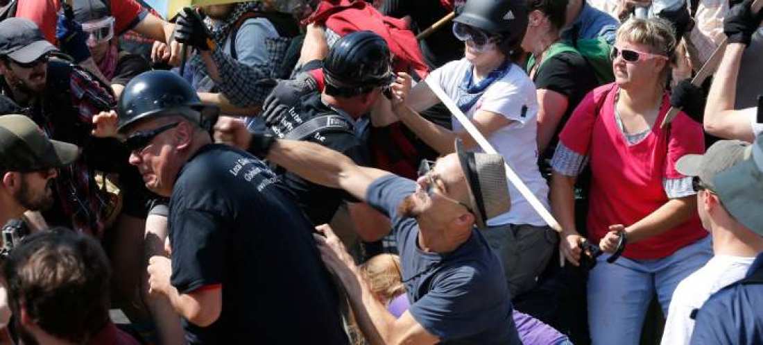 Σε κατάσταση έκτακτης ανάγκης έθεσαν οι αρχές το Charlottesville στην πολιτεία Βιρτζίνια των ΗΠΑ, με αφορμή μία πορεία λευκών εθνικιστών (ΦΩΤΟ-ΒΙΝΤΕΟ)