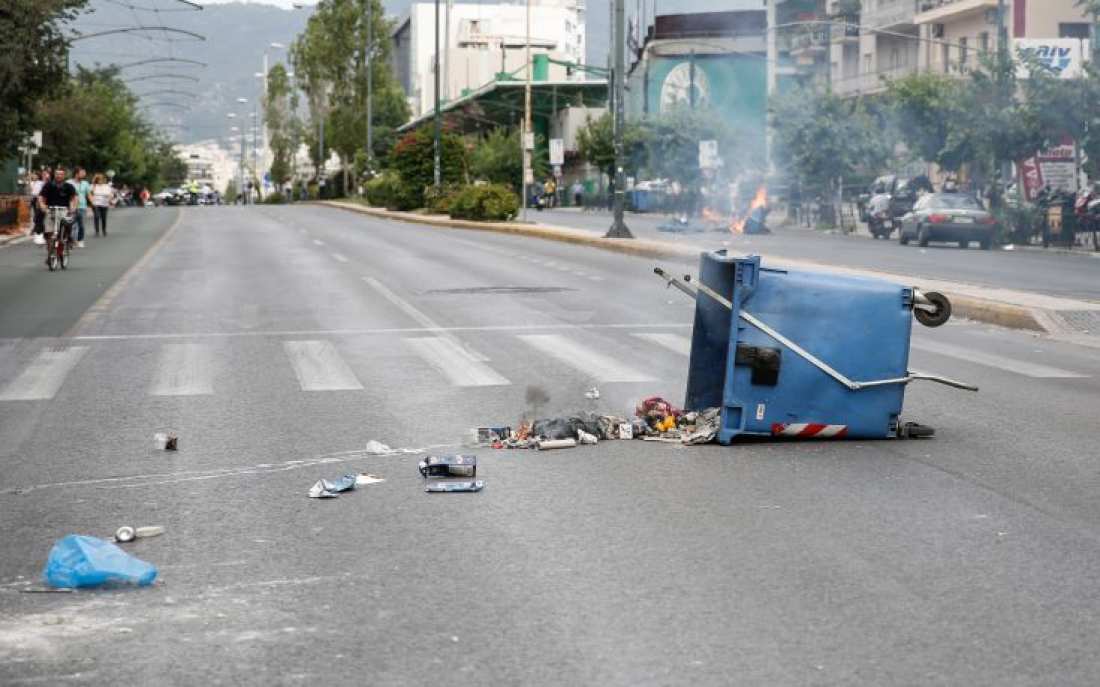 Επεισόδια και φωτιές σε κάδους από την Λ. Αλεξάνδρας έως τα Εξάρχεια μετά την απόφαση για την Ηριάννα