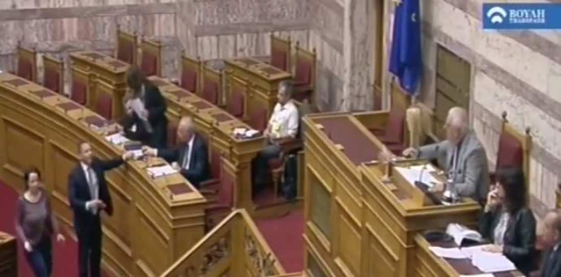 Άγριο επεισόδιο Κασιδιάρη-Παπανάτσιου στη Βουλή-Κινήθηκε απειλητικά εναντίον της (ΒΙΝΤΕΟ)