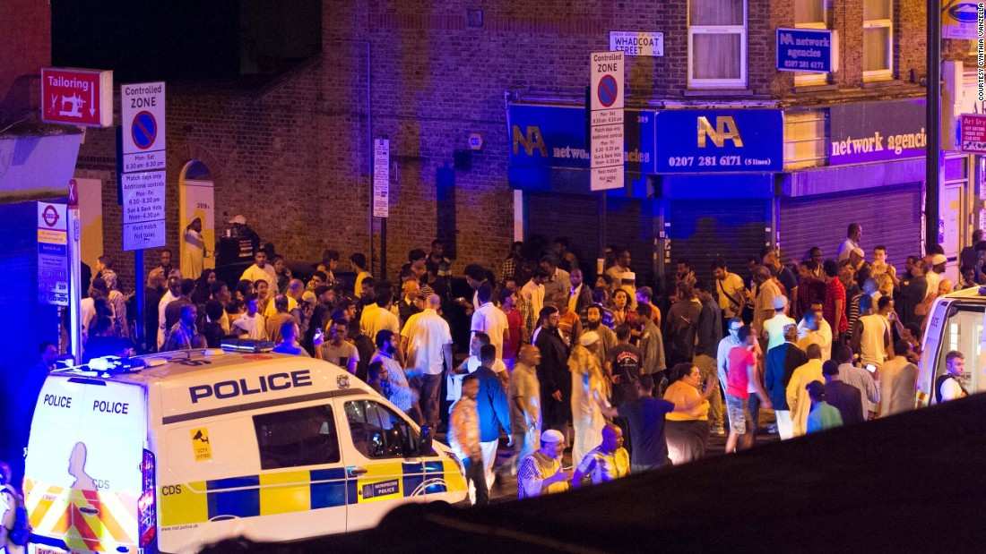 Λονδίνο: Φορτηγάκι έπεσε πάνω σε πιστούς που έβγαιναν από τζαμί - Ένας νεκρός και δέκα τραυματίες
