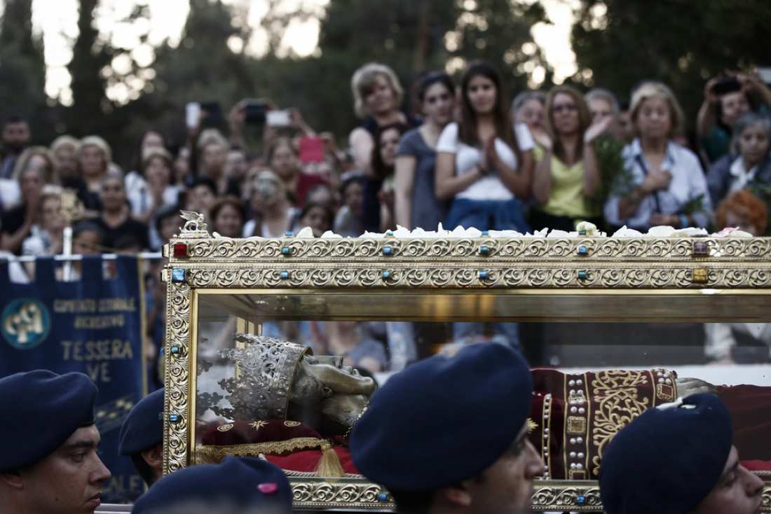 Αποτέλεσμα εικόνας για Τίμιο Σταυρό και το Ι. Λείψανο της Αγίας Ισαποστόλου Ελένης.