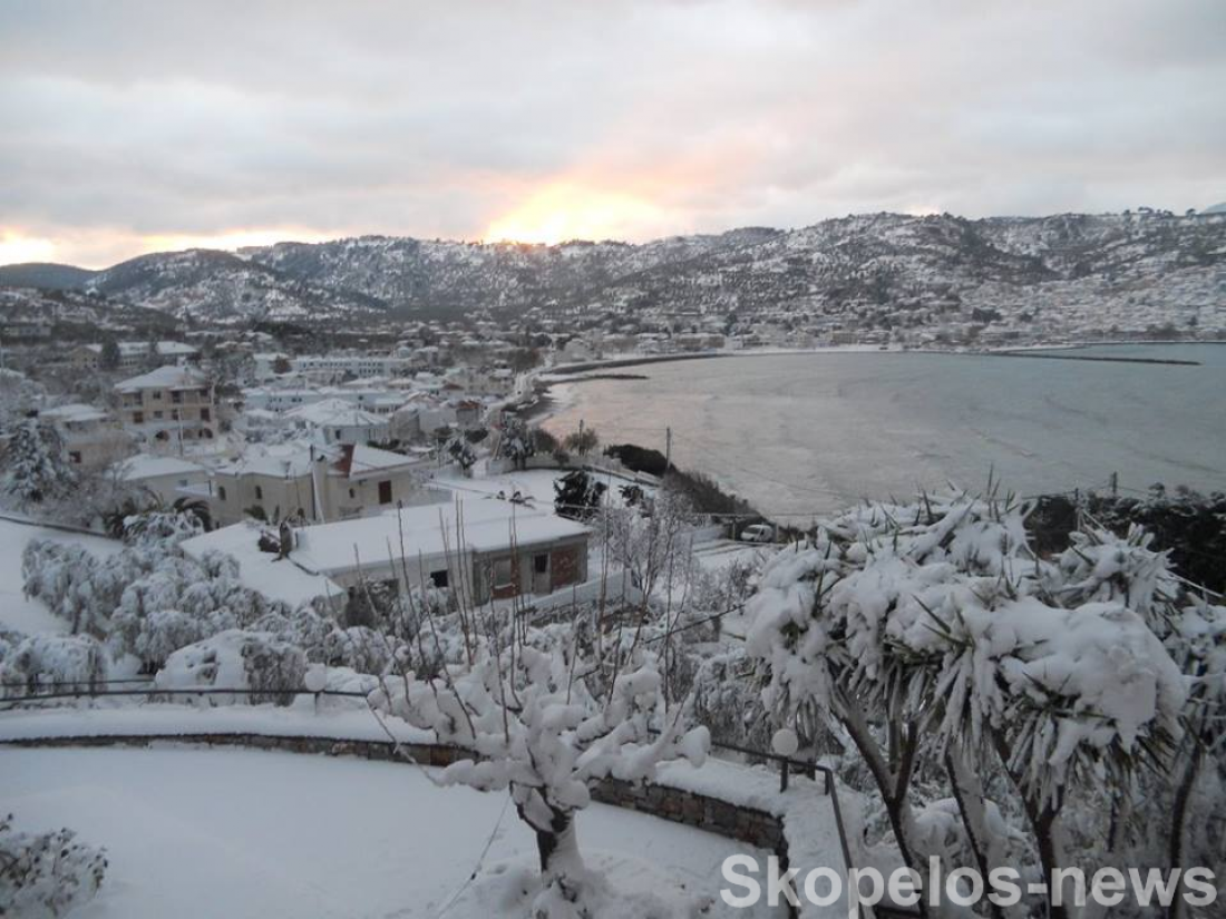 Θάφτηκαν κάτω από τα χιόνια η Αλόννησος και η Σκόπελος – Παραμένουν χωρίς ρεύμα και νερό!