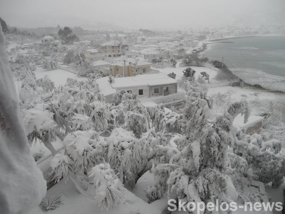 Θάφτηκαν κάτω από τα χιόνια η Αλόννησος και η Σκόπελος – Παραμένουν χωρίς ρεύμα και νερό!
