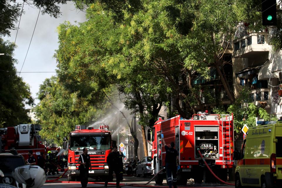 Πυρκαγιά σε κατάστημα στην Αχαρνών - Εκρήξεις από φιάλες υγραερίου