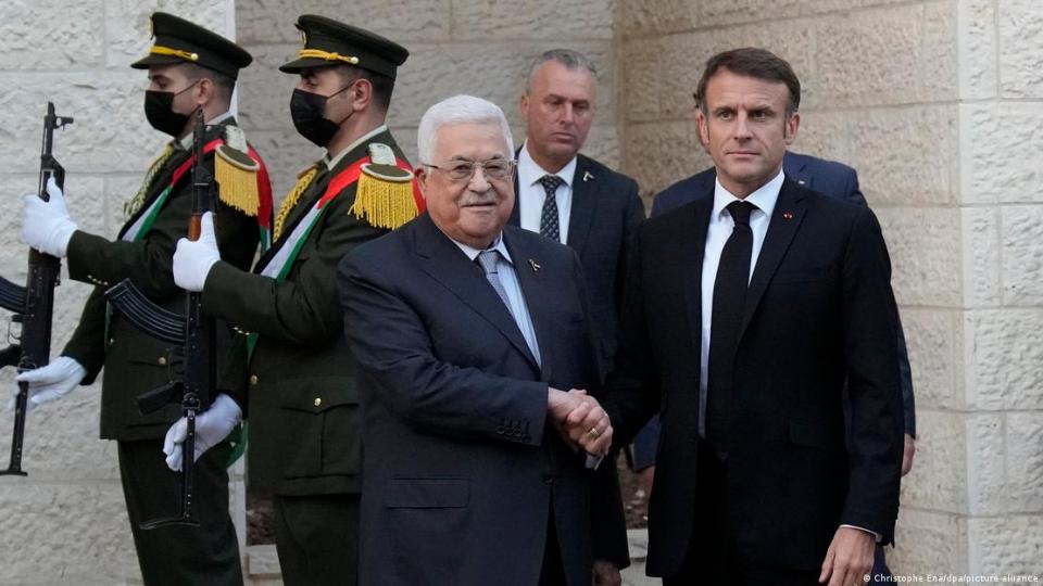  Ο πρόεδρος Μακρόν σε χειραψία με τον πρόεδρο των Παλαιστινίων Μαχμούντ Αμπάς. Christophe Ena/dpa/picture alliance 