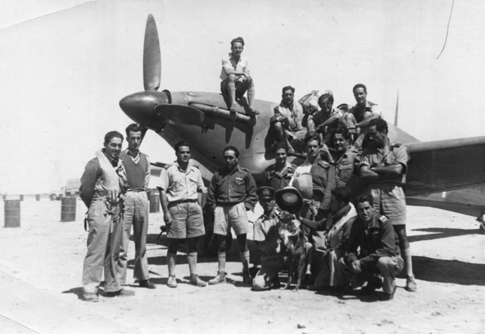 Στη φωτογραφία εικονίζεται ο Σωτήρης Σκάντζικας (1ος από αριστερά) μαζί με άλλους χειριστές της 336 Μοίρας Διώξεως στο Σίντι Μπαράνι της Αιγύπτου το 1943. (προσωπικό αρχείο Κων. Χατζηλάκου) 