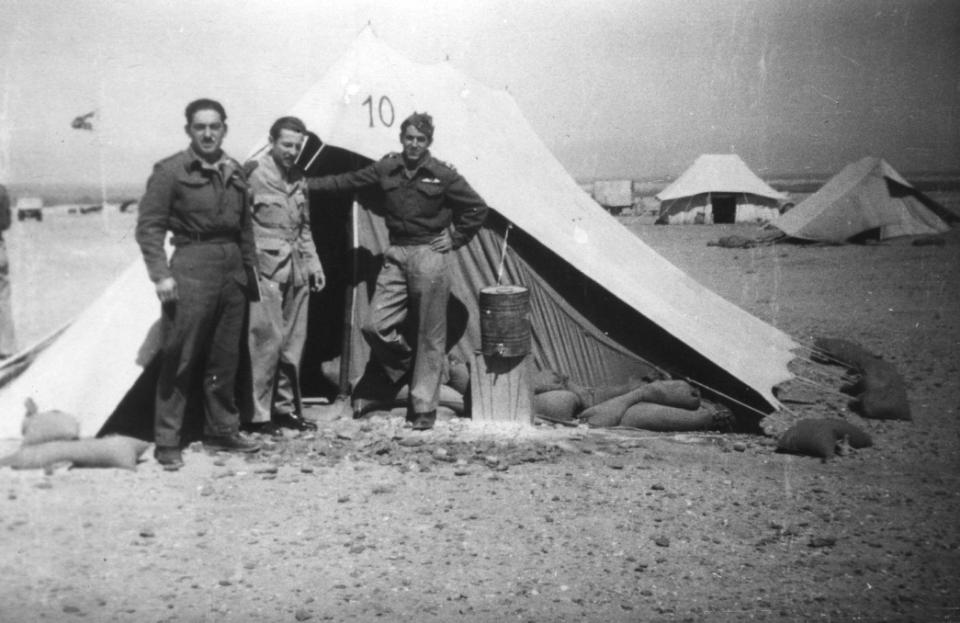 Στη φωτογραφία εικονίζεται ο Σωτήρης Σκάντζικας (1ος από αριστερά) με τους συναδέλφους του Γ. Ξανθάκο και Κ. Χατζηλάκο στο Σίντι Μπαράνι της Αιγύπτου το 1943. (προσωπικό αρχείο Κων. Χατζηλάκου)