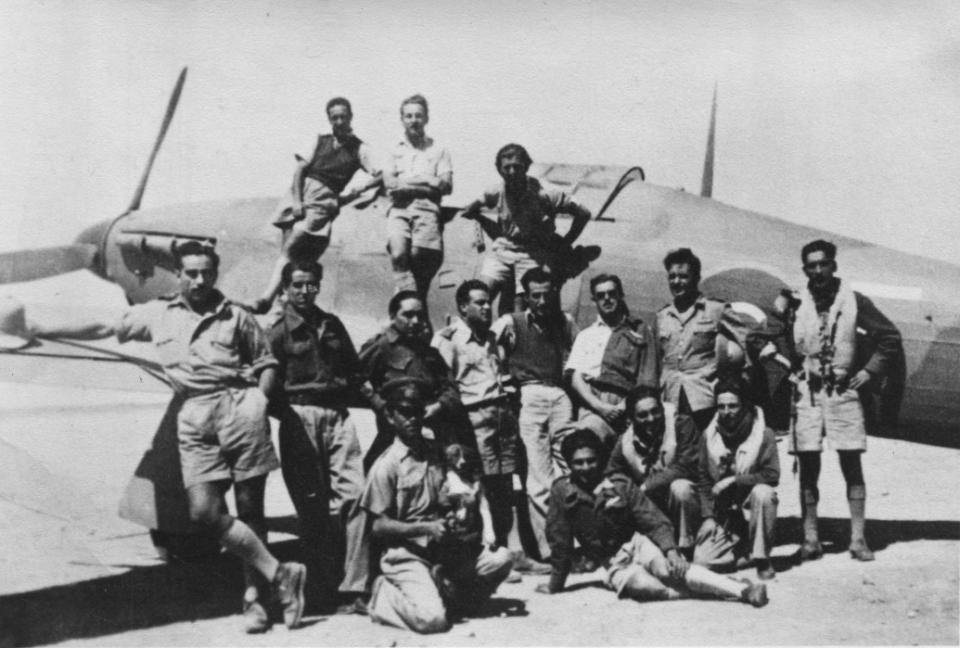 Στη φωτογραφία εικονίζεται ο Σωτήρης Σκάντζικας (καθιστός, 2ος από δεξιά) μαζί με άλλους χειριστές της 336 Μοίρας Διώξεως στο Σίντι Μπαράνι της Αιγύπτου το 1943. (προσωπικό αρχείο Κων. Χατζηλάκου)