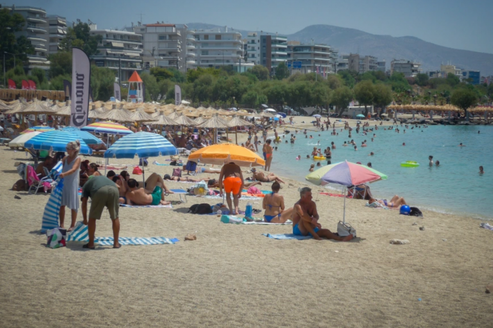 Καύσωνας: Ξεχύθηκαν στις παραλίες οι Αθηναίοι για μία «ανάσα δροσιάς»