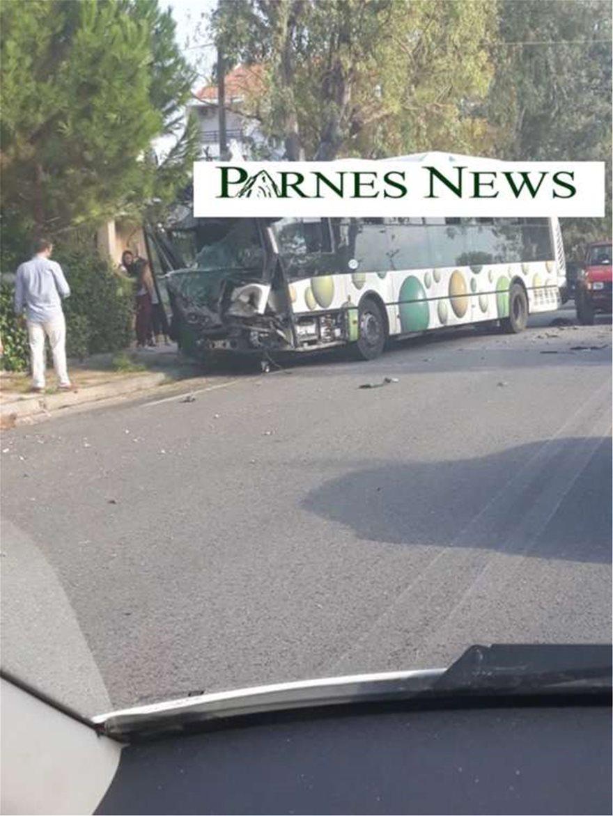 Σύγκρουση λεωφορείου με τέσσερα οχήματα στη λεωφόρο Πάρνηθος