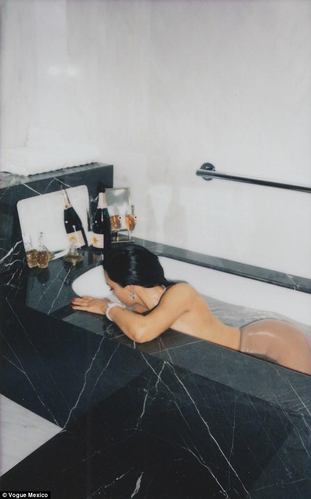 Η Κιμ Καρντάσιαν γυμνή στη μπανιέρα