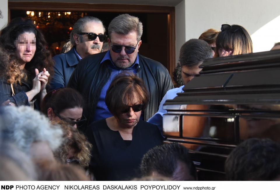 Τραγική φιγούρα η Χαρούλα Αλεξίου στην κηδεία του αδερφού της Γιώργου Σαρρή (ΦΩΤΟ)