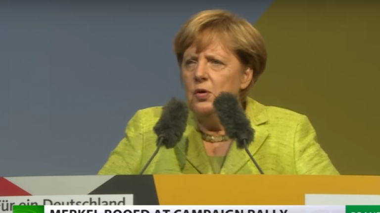 Μία δυσάρεστη έκπληξη περίμενε την Γερμανίδα Καγκελάριο, στην τελευταία της προεκλογική ομιλία στο Μόναχο