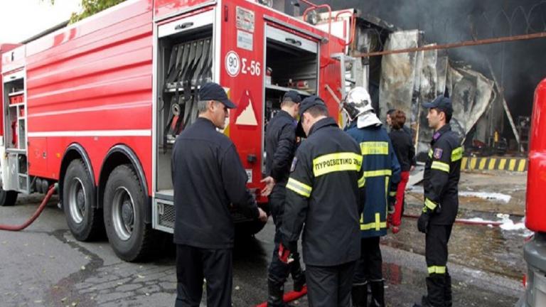 Άμεση ήταν η επέμβαση της Πυροσβεστικής σε φανοποιείο που ξέσπασε φωτιά στη Νίκαια