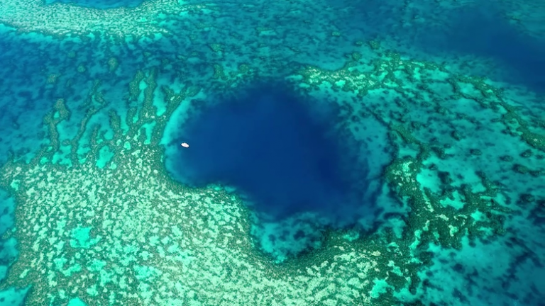 Τι είναι η «μπλε τρύπα» που ανακάλυψαν και κρατούν κρυφή; (ΒΙΝΤΕΟ)