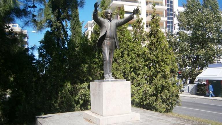 Μήνυμα στο άγαλμα του Ανδρέα Παπανδρέου για τις εκλογές της Κεντροαριστεράς (ΦΩΤΟ)