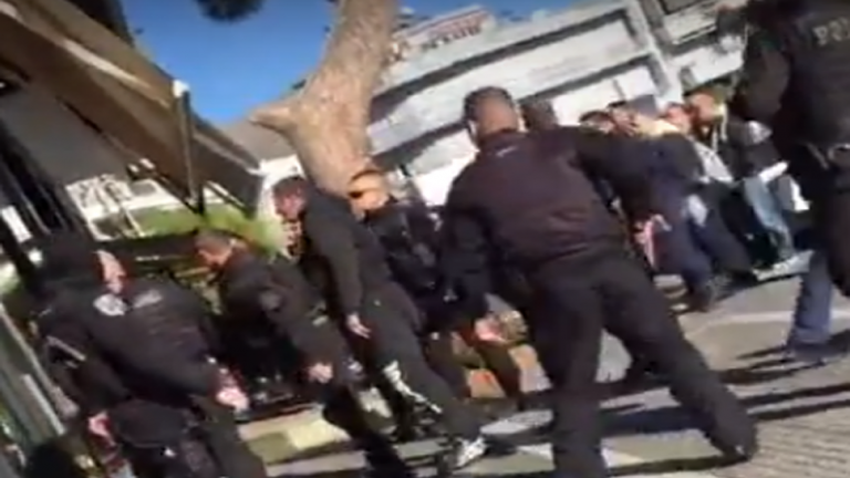 Βίντεο - ντοκουμέντο: Καρέ καρέ η σύλληψη του άντρα που μαχαίρωσε αστυνομικό!