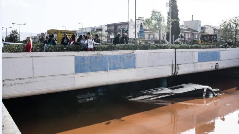 Επιβάτες υπεραστικού λεωφορείου σώθηκαν την τελευταία στιγμή από τα νερά και τις λάσπες στη Μάνδρα