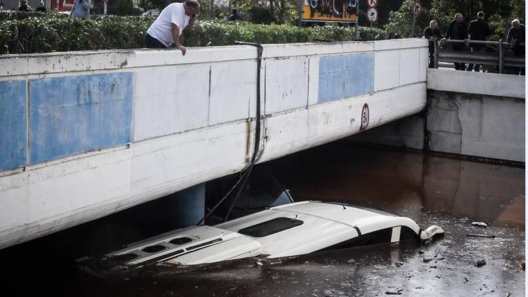 Κακοκαιρία Ευρυδίκη: Δραματικές σκηνές – Λεωφορείο σκεπάστηκε από τα νερά – Οδηγοί ανέβηκαν στην οροφή του οχήματος για να σωθούν (ΦΩΤΟ-ΒΙΝΤΕΟ)