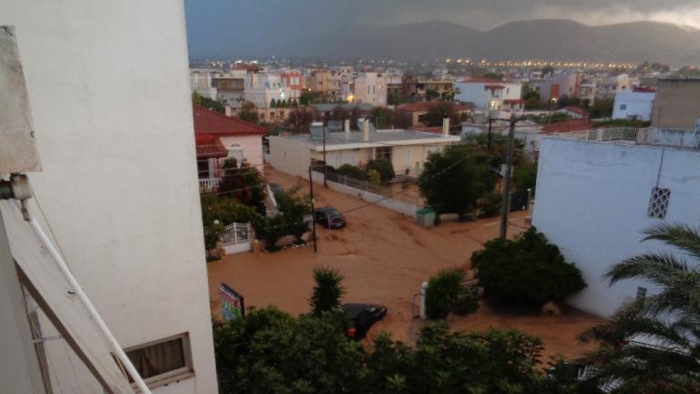 Κακοκαιρία Ευρυδίκη: Τέσσερις νεκροί στη Μάνδρα από τη φονική πλημύρα - Μάνδρα και Νέα Πέραμος πνίγηκαν από την καταρρακτώδη βροχή
