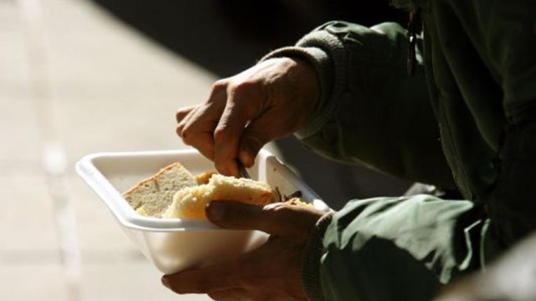 Πασίγνωστος Έλληνας ζει σε συνθήκες ανέχειας - Τρώει στα συσσίτια