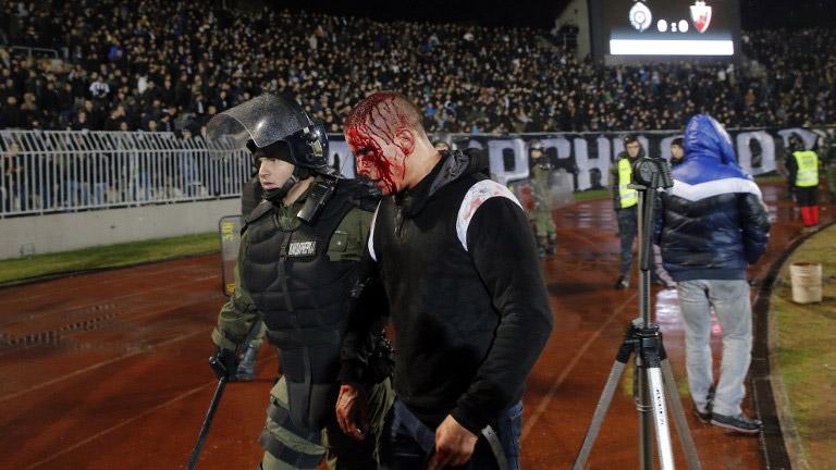 Απίστευτες εικόνες βίας στο "Παρτιζάν- Ερυθρός Αστέρας"-Δέκα τραυματίες, ένας χαροπαλεύει (ΦΩΤΟ-ΒΙΝΤΕΟ)