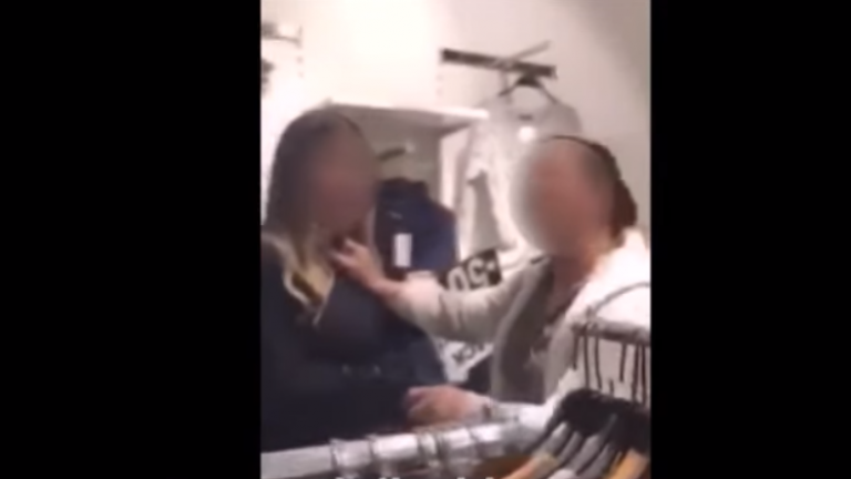 Απίστευτο! Γυναίκα ξυλοκόπησε την ερωμένη του άντρα της μέσα σε μαγαζί στο Βόλο! (ΒΙΝΤΕΟ)