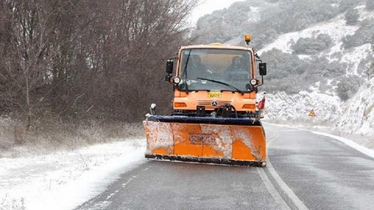 Χιόνια: Σοβαρά προβλήματα στους δρόμους- Σε πλήρη κινητοποίηση όλοι οι Δήμοι της χώρας (ΒΙΝΤΕΟ)