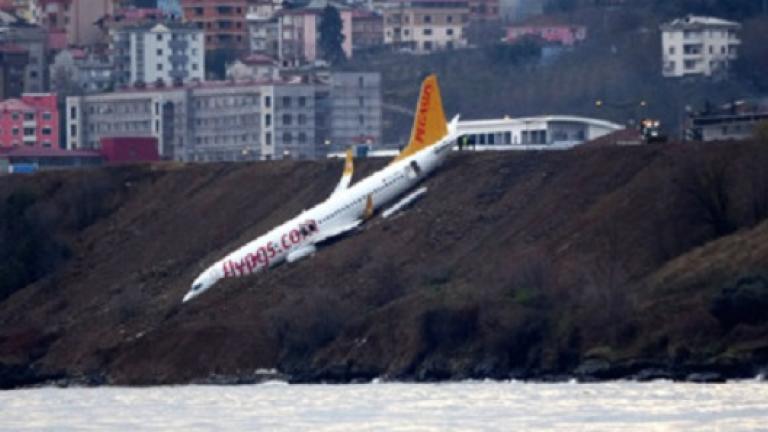 Προσγείωση... θρίλερ - Αεροσκάφος κατέληξε στον γκρεμό! (ΦΩΤΟ + ΒΙΝΤΕΟ)