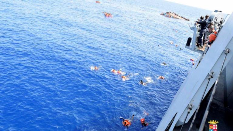 Toυλάχιστον 25 νεκροί και 85 διασωθέντες από ναυάγιο σε διεθνή χωρικά ύδατα της Λιβύης