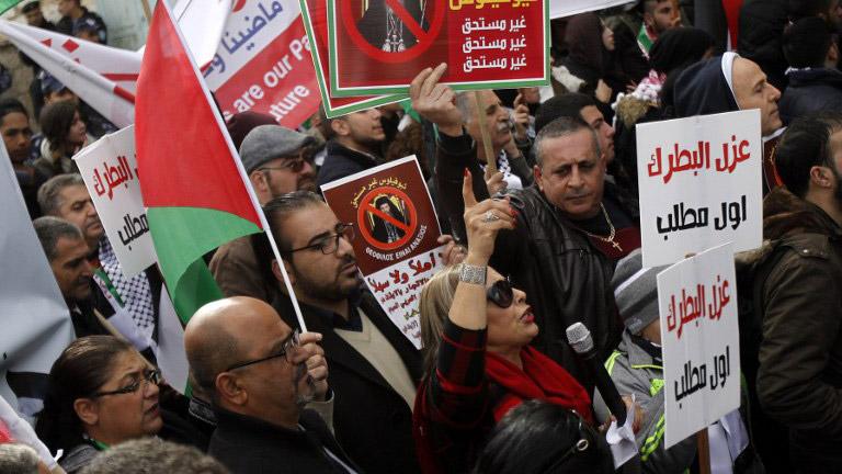Παλαιστίνιοι διαδηλωτές επιτέθηκαν στον Πατριάρχη Ιεροσολύμων αποκαλώντας τον «προδότη»