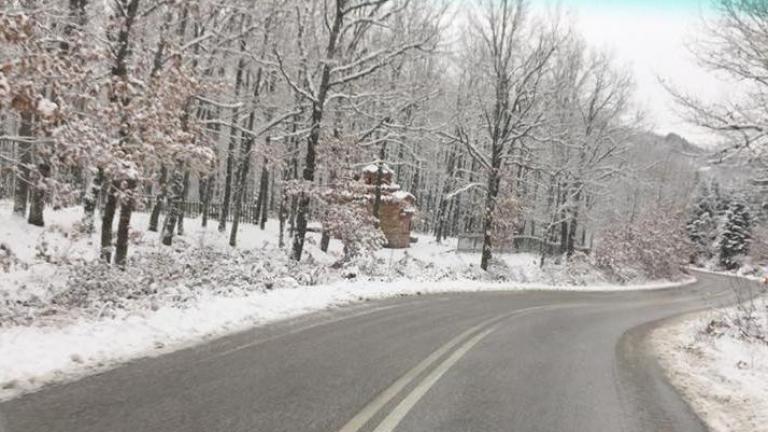 Κακοκαιρία Θησέας: Χιονίζει στη Μακεδονία - Πού χρειάζονται αλυσίδες