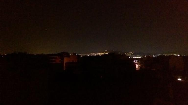 Στο σκοτάδι έχουν βυθιστεί εδώ και ώρα πολλά σπίτια σε περιοχές της νότιας Αθήνας, με πλήρη διακοπή ρεύματος