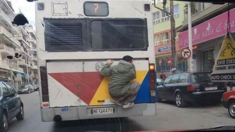 Viral! Νεαρός σκαρφάλωσε σε λεωφορείο του ΟΑΣΘ (ΦΩΤΟ)