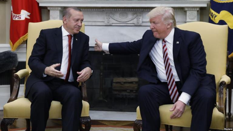 Το “σκωτσέζικο ντους” και οι αλληλοεκβιασμοί Αμερικανών και Τούρκων: Ποιος θα κερδίσει;