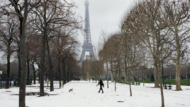 Από σφοδρή κακοκαιρία πλήττεται ολόκληρη η Γαλλία, με τα χιόνια να έχουν φτάσει και στην καρδιά του Παρισιού (ΦΩΤΟ)