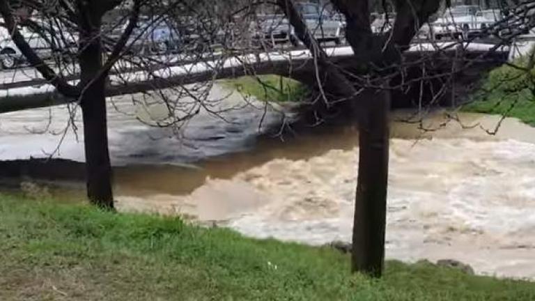 Συναγερμός στα Τρίκαλα για τον υπερχειλισμένο ποταμό (ΒΙΝΤΕΟ)