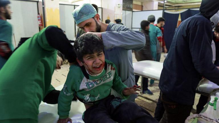 Συνεχίζεται το μακελειό στη Συρία παρά το ψήφισμα για εκεχειρία-Το βλέμμα του παιδιού που τα λέει όλα (ΠΡΟΣΟΧΗ, ΣΚΛΗΡΕΣ ΕΙΚΟΝΕΣ)