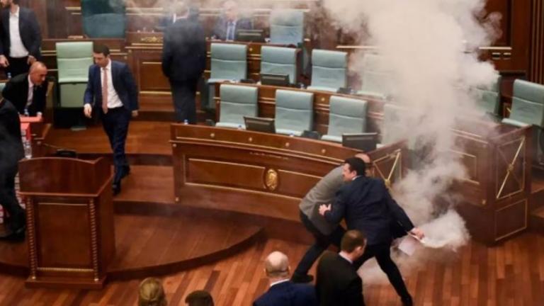 Κόσοβο: Χαμός στη Βουλή! Βουλευτές έριξαν δακρυγόνα! (ΒΙΝΤΕΟ)
