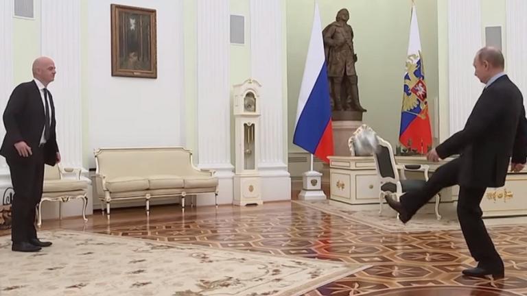 Μουντιάλ 2018: Ο Πούτιν παίζει... μπάλα με "θρύλους" του ποδοσφαίρου (ΒΙΝΤΕΟ)