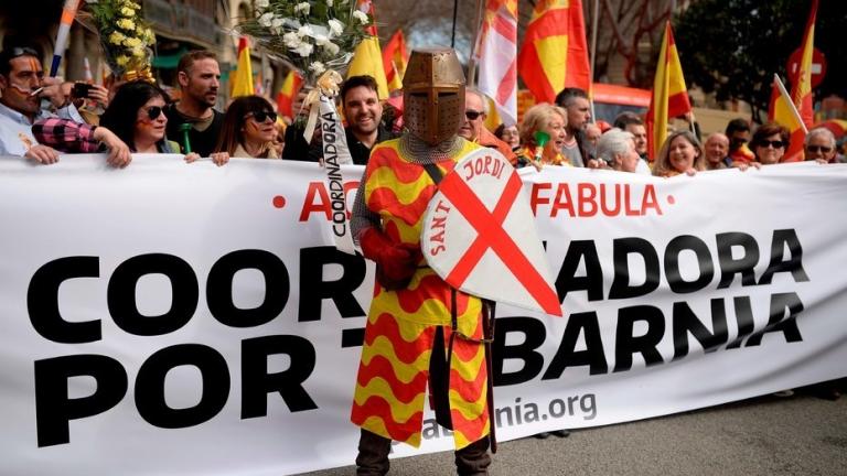 Ισπανία: Χιλιάδες άνθρωποι στους δρόμους της Βαρκελώνης υπέρ της ενότητας της χώρας και κατά της ανεξαρτησίας της Καταλονίας 
