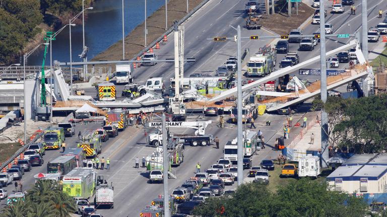 ΗΠΑ: Τουλάχιστον 4 νεκροί από την κατάρρευση πεζογέφυρας σε αυτοκινητόδρομο στο Μαϊάμι,