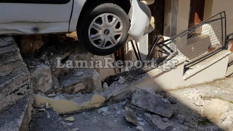 Μια τρελή πορεία ΙΧ αυτοκινήτου, που κατέληξε σε πολυκατοικία της Λαμίας, χωρίς ευτυχώς να υπάρξουν θύματα (ΦΩΤΟ)